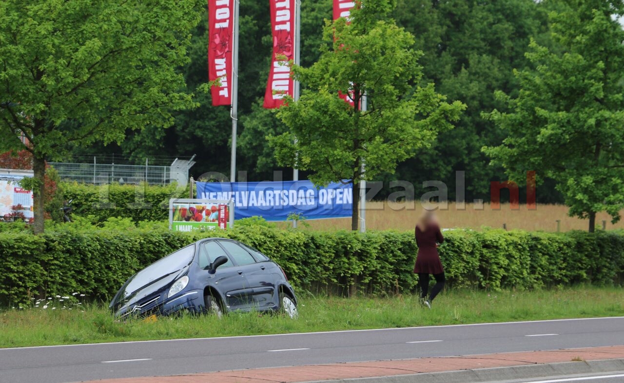 Automobiliste belandt met auto in sloot Oldenzaal