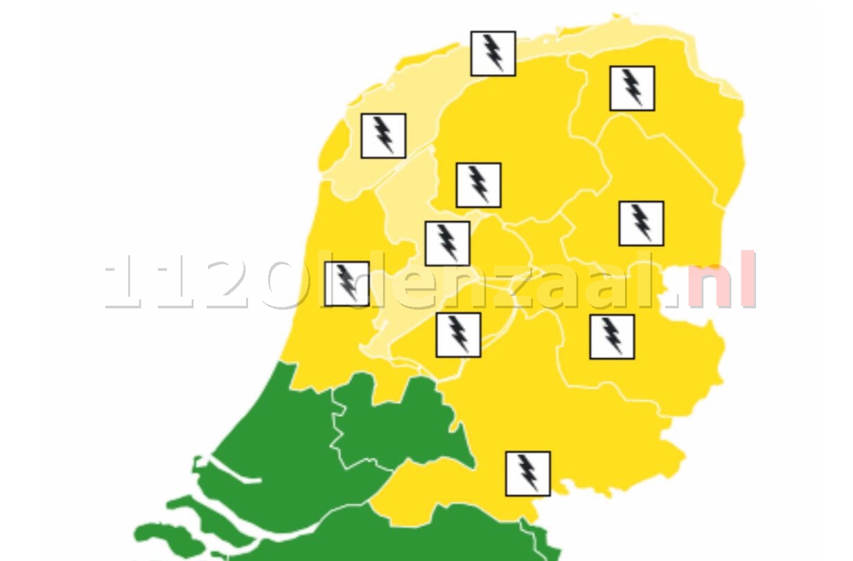 KNMI geeft code geel voor zondag; veel neerslag, onweer en windstoten verwacht