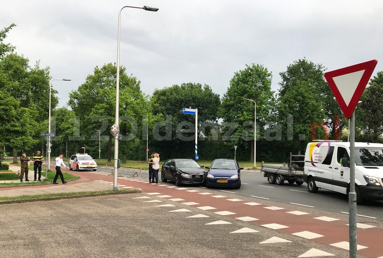 Aanrijding tussen twee auto’s op Schipleidelaan Oldenzaal