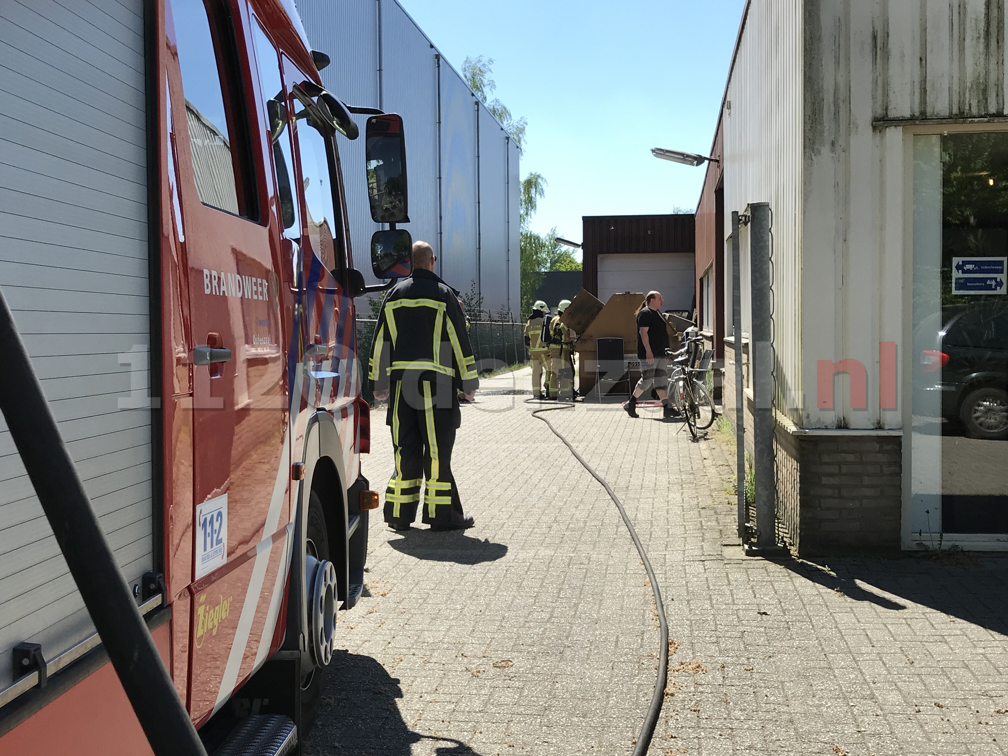 Brandweer rukt uit voor containerbrand bij bedrijf in Oldenzaal