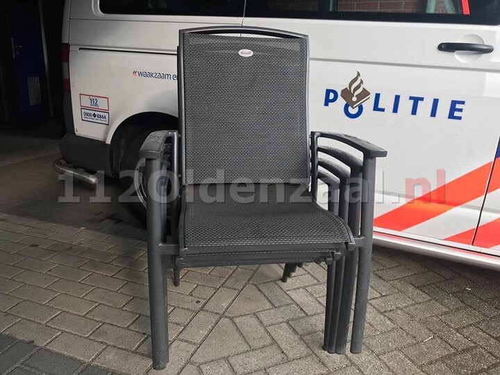 Politie Oldenzaal zoekt eigenaar tuinstoelen