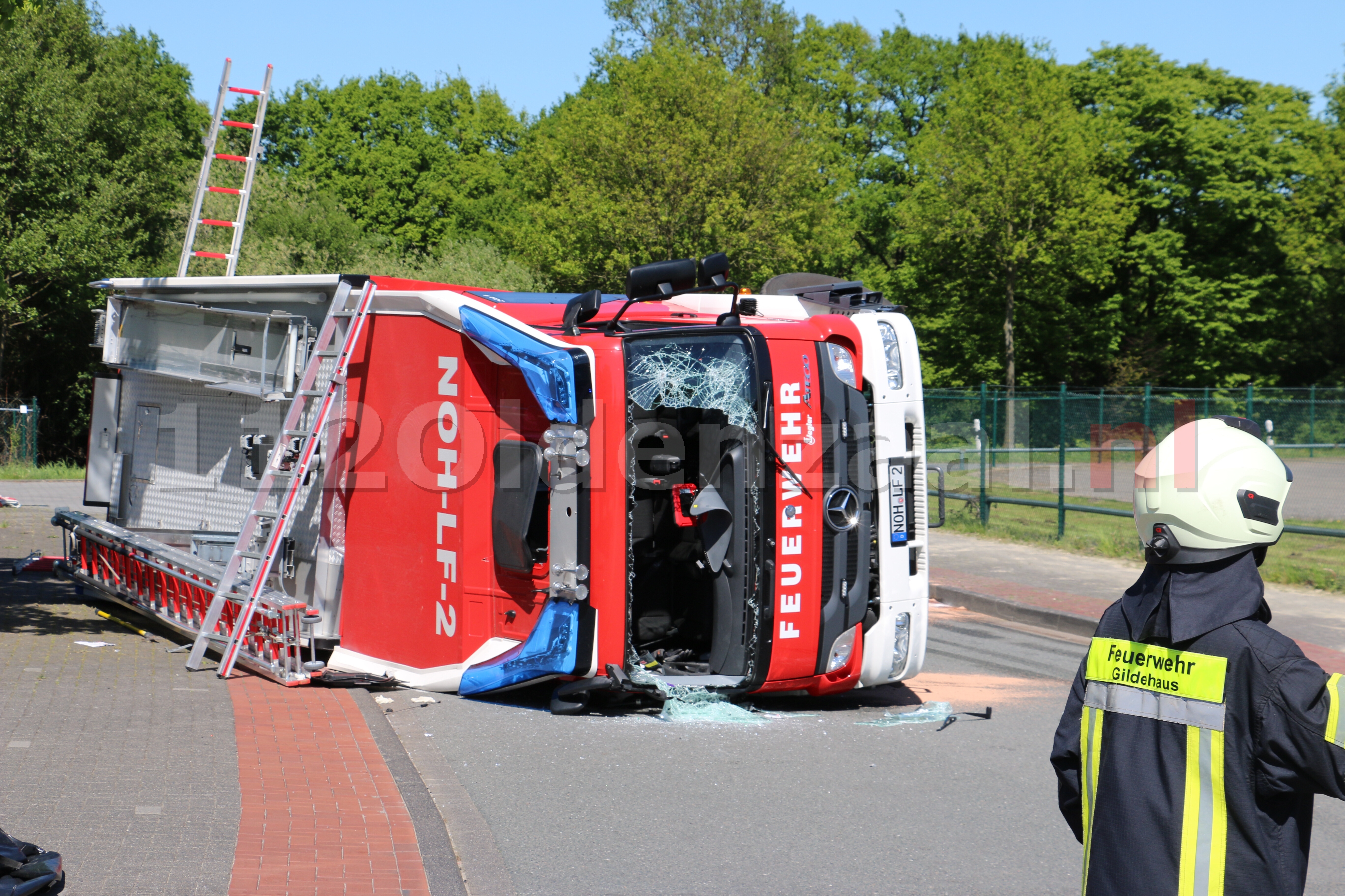 UPDATE (video): Ernstig ongeval in Bad Bentheim; brandweerwagen gekanteld