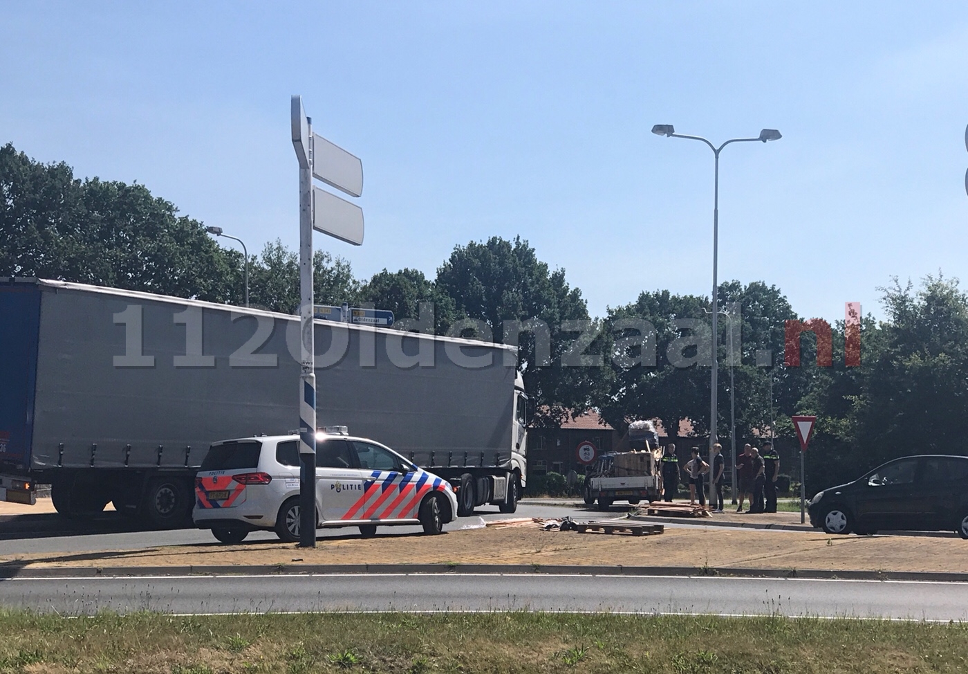 Lading valt van aanhangwagen op rondweg Oldenzaal