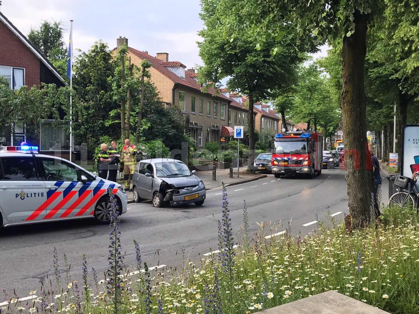 Auto belandt tegen boom Beatrixstraat Oldenzaal