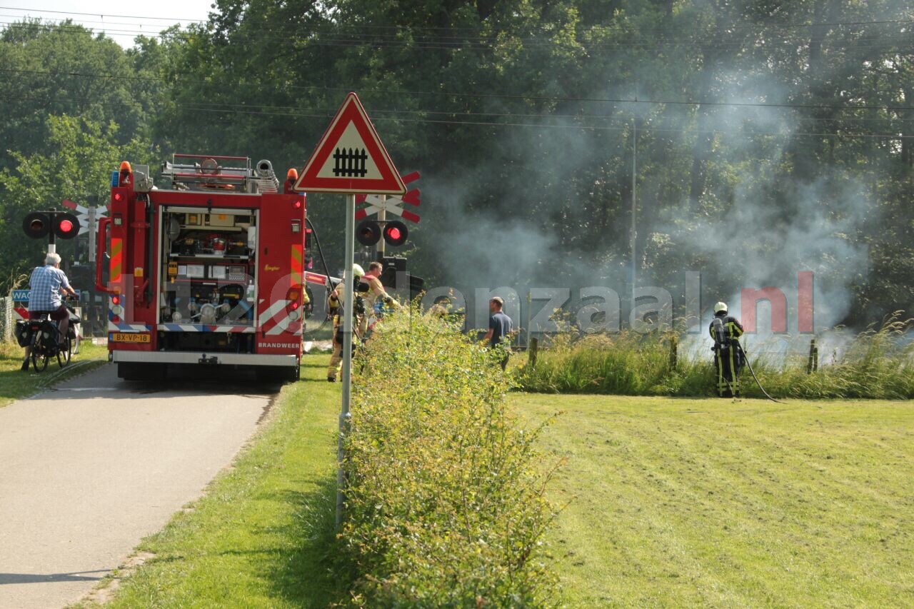 Brandweer Oldenzaal rukt uit voor bermbrand langs spoor Oldenzaal