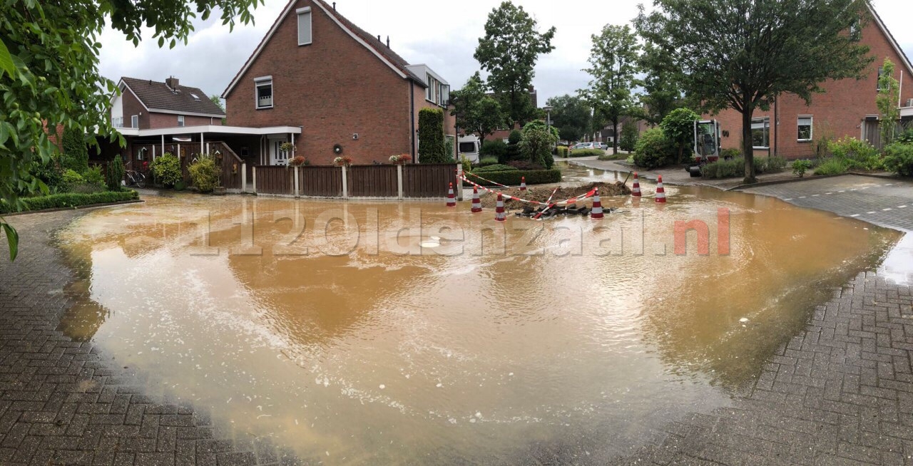 Straat blank na geknapte waterleiding