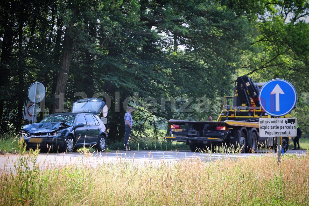 Schade en verkeersopstopping na ongeval tussen vrachtwagen en personenauto op Denekamperstraat tussen Oldenzaal en Denekamp