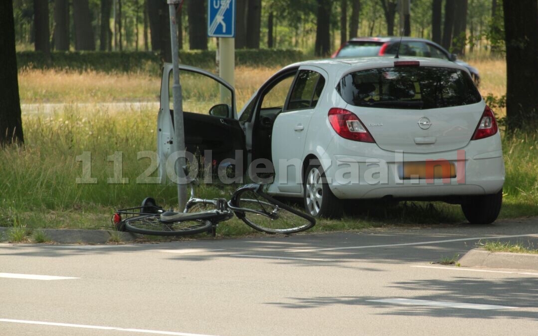 Fietser gewond naar het ziekenhuis na aanrijding met auto in Oldenzaal