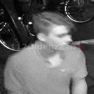 Video: Jongen steelt beveiligingscamera in Oldenzaal