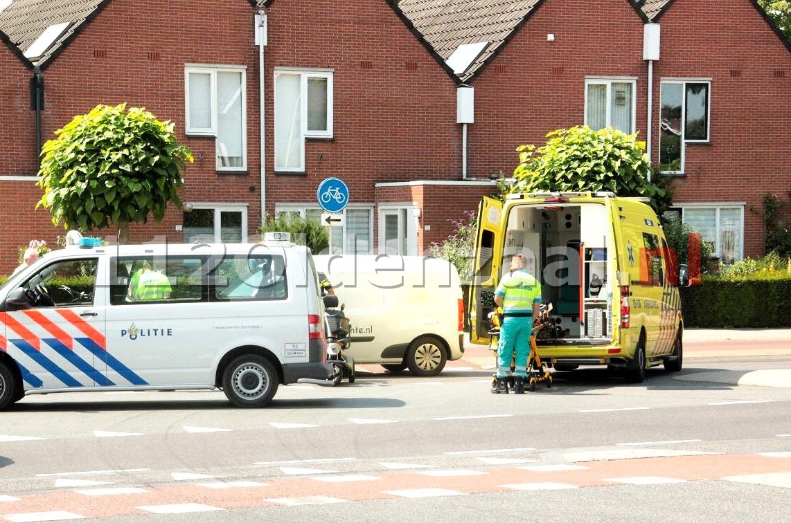 Man gewond naar het ziekenhuis na aanrijding in Oldenzaal