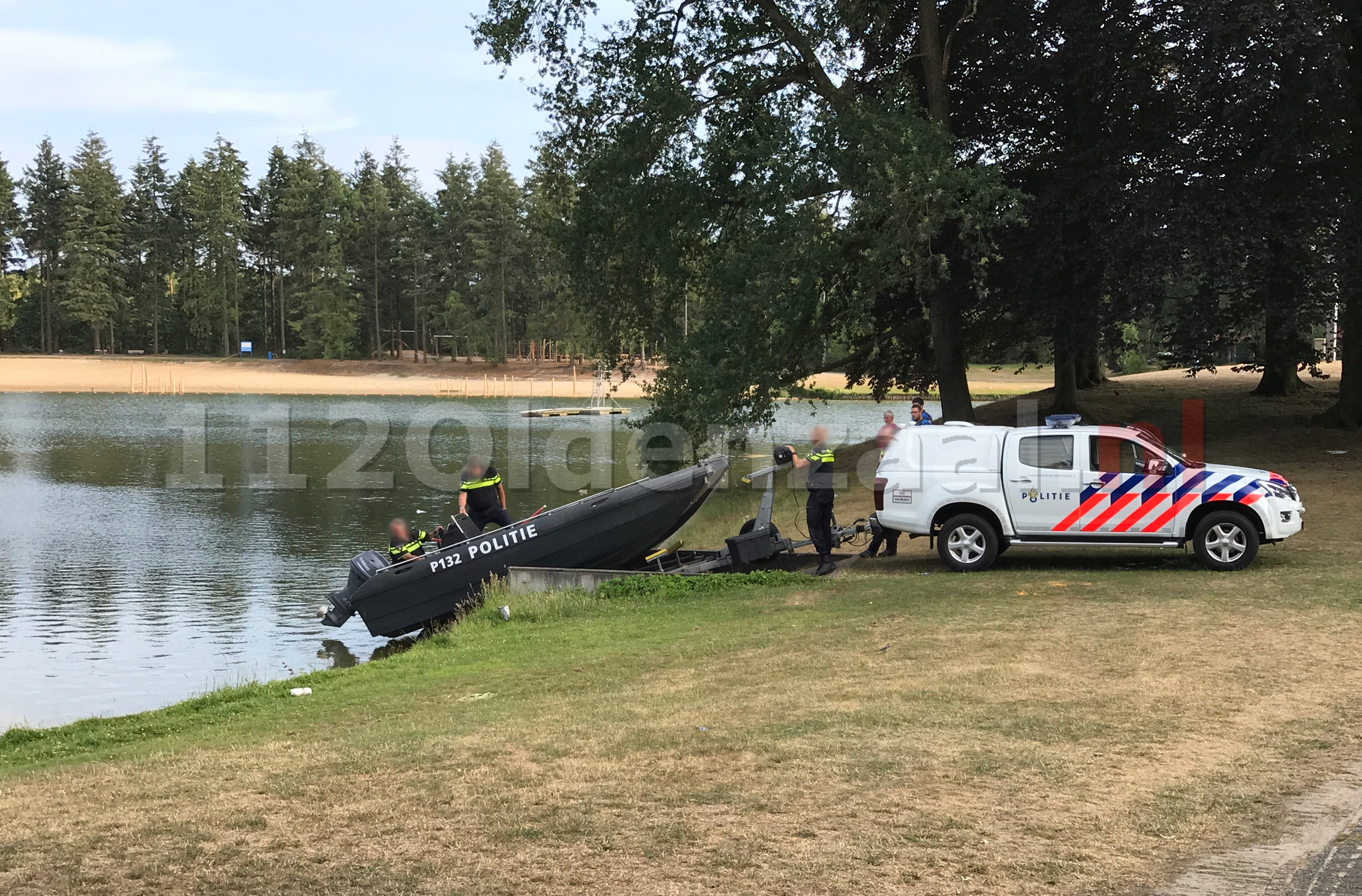 Foto update: Zoekactie naar mogelijke drenkeling in Oldenzaal, sonarboot en drone ingezet; Het Hulsbeek ontruimd