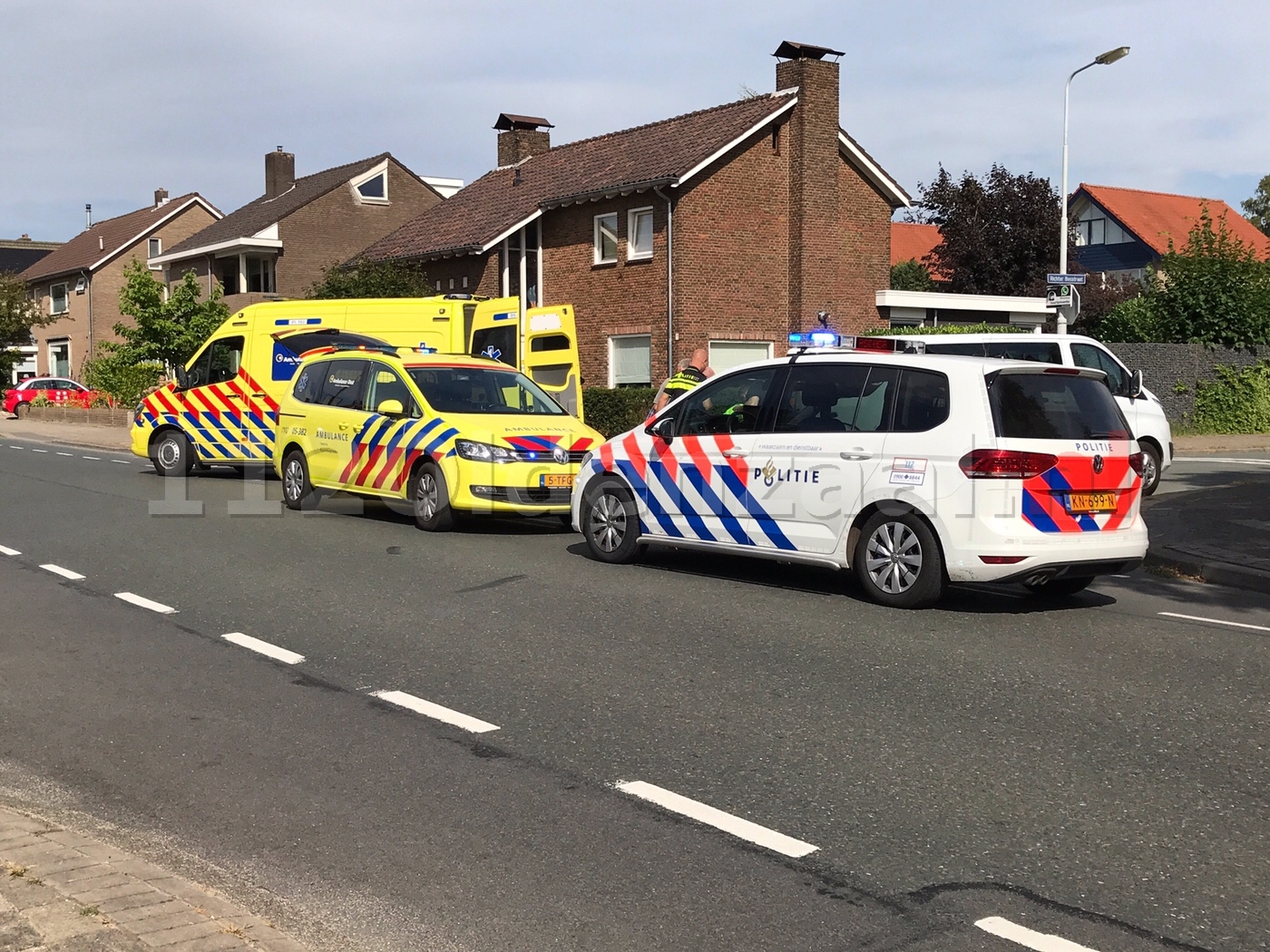 Fietsster gewond naar het ziekenhuis na val tegen busje in Oldenzaal