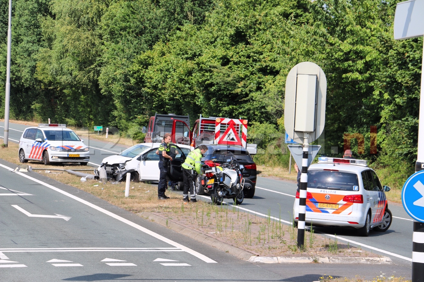 VIDEO: Automobiliste rijdt lichtmast omver oprit A1 Oldenzaal