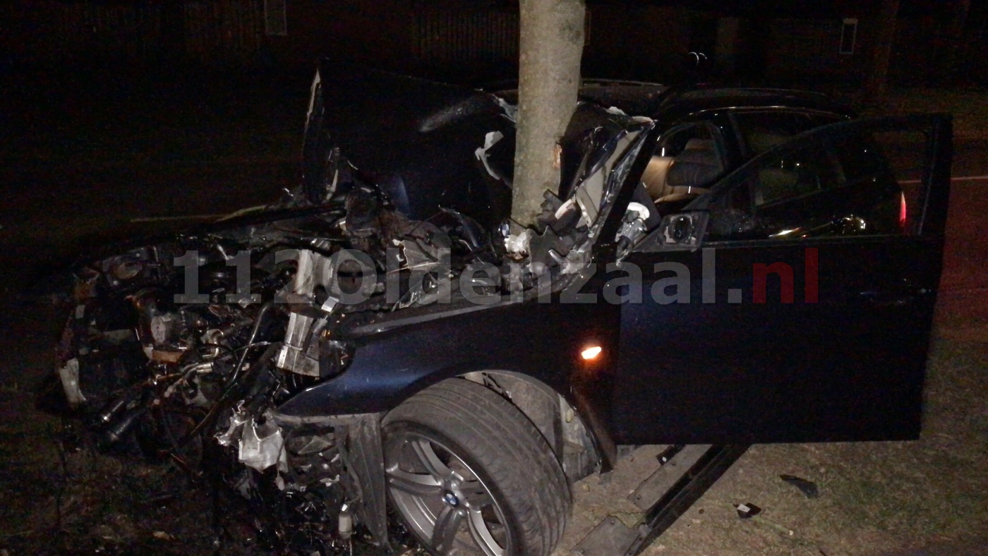 VIDEO: Automobiliste vliegt uit de bocht en crasht tegen boom Essenlaan Oldenzaal