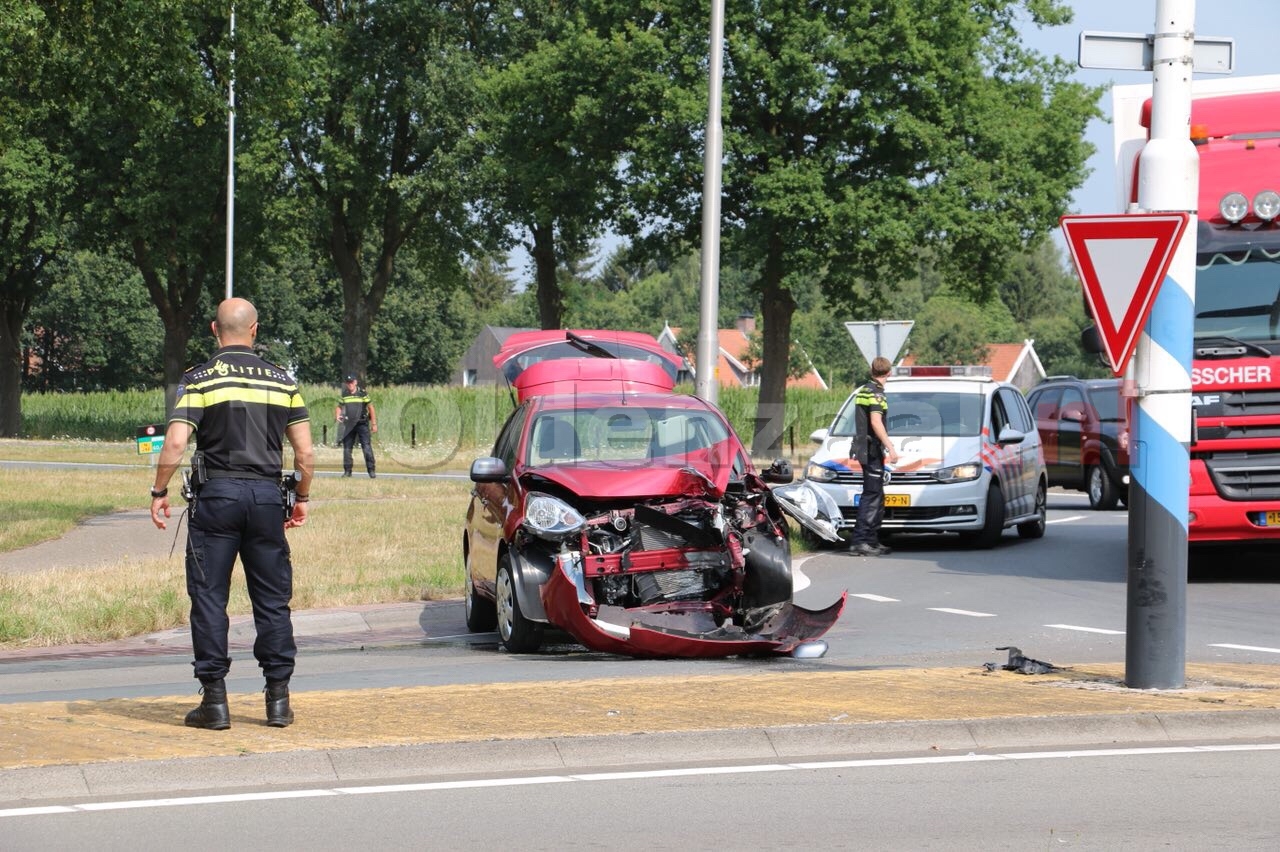 Twee personen gewond na aanrijding rotonde Oldenzaal