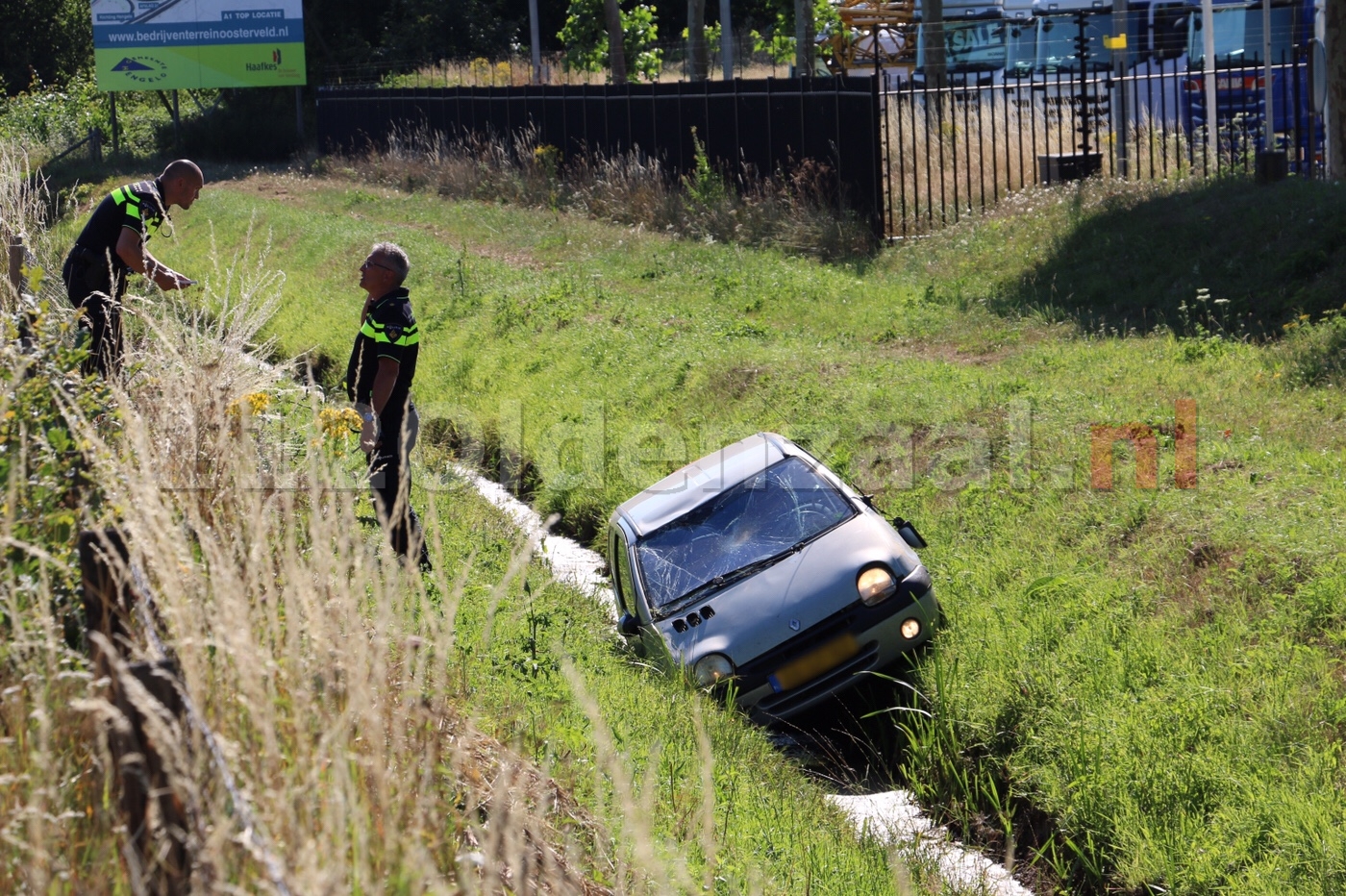 Auto belandt in sloot langs A1 tussen Oldenzaal en Hengelo