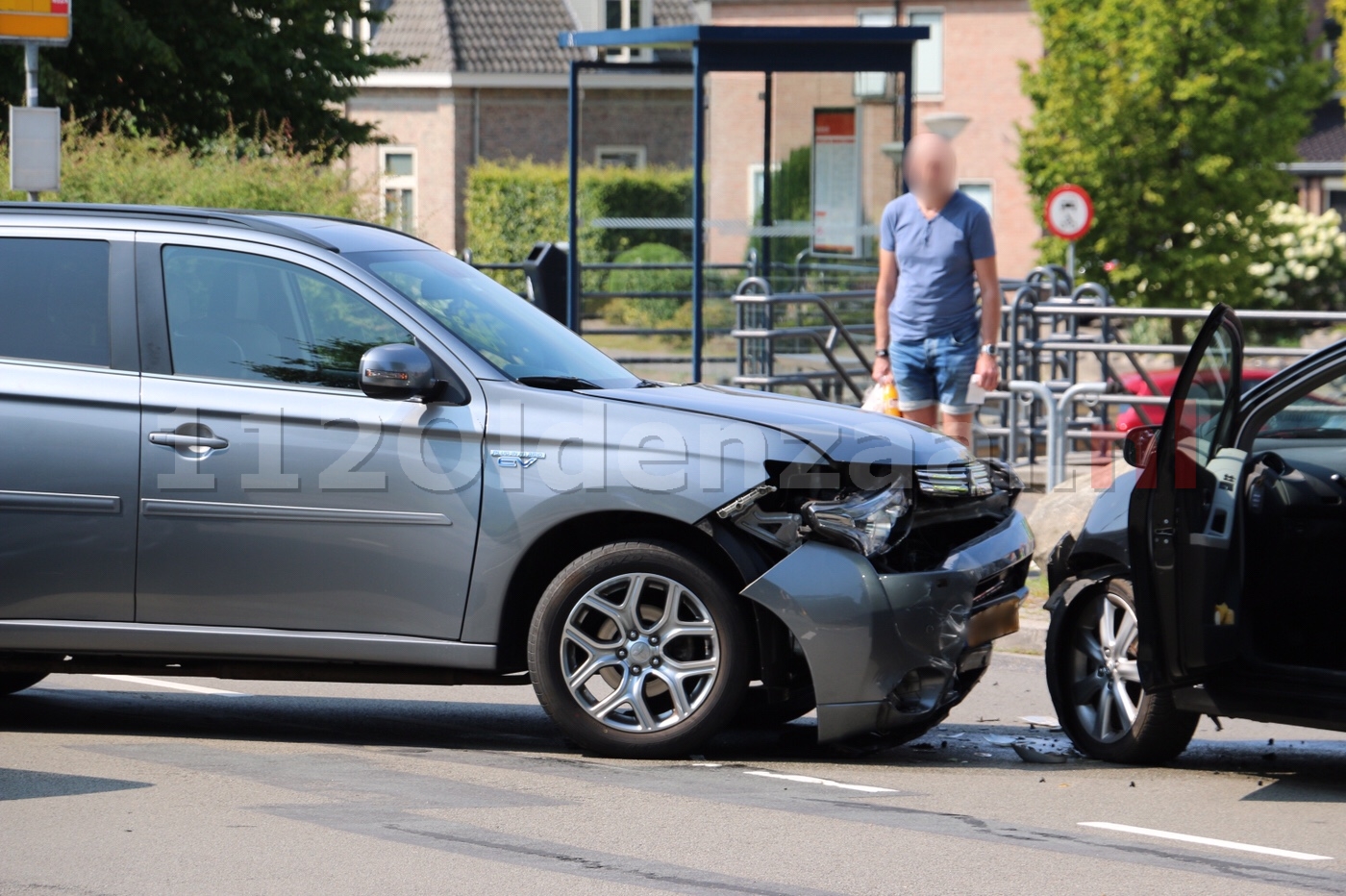 Aanrijding tussen twee auto’s op Essenlaan in Oldenzaal