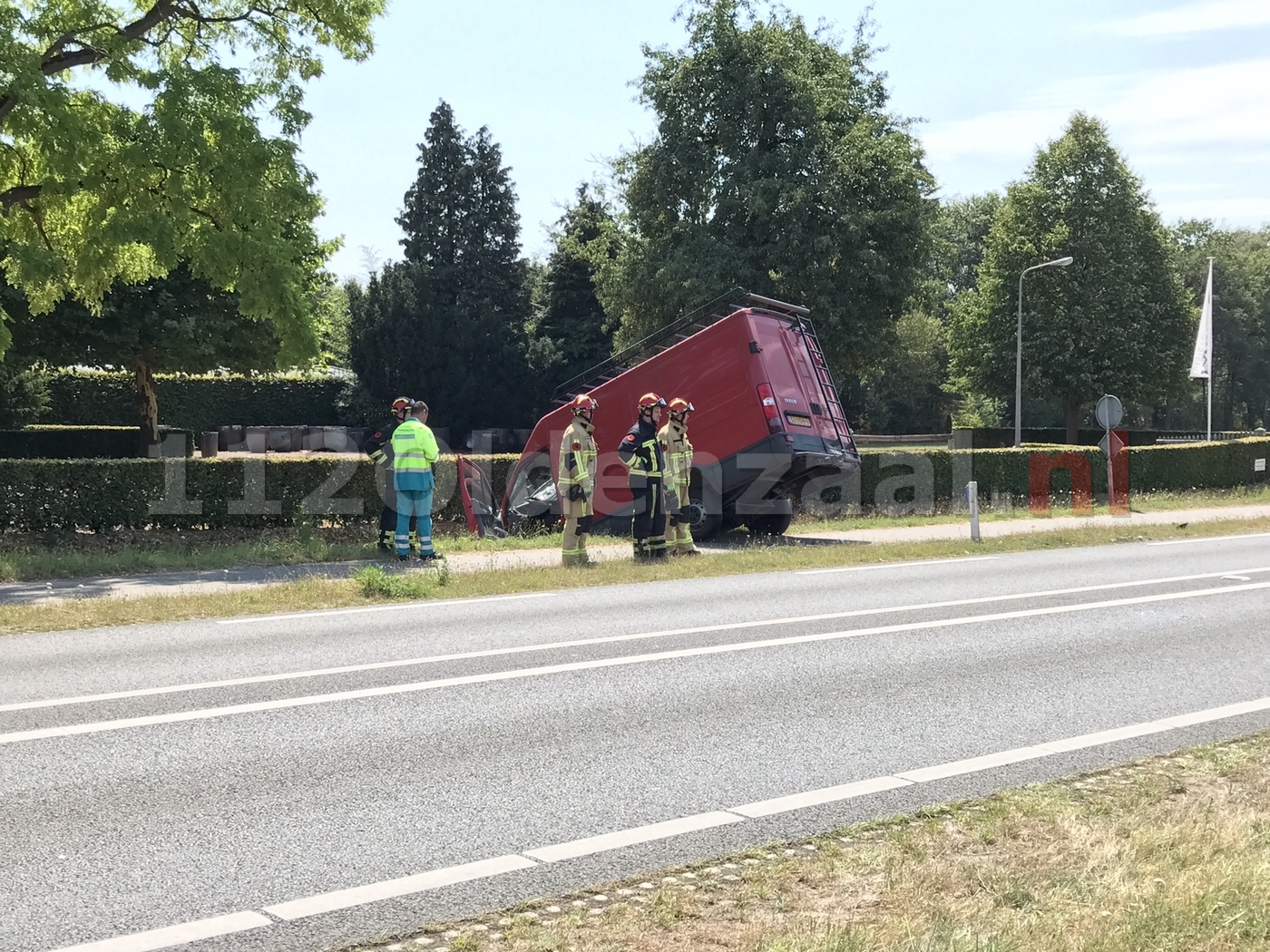 Bestelbus komt in sloot na aanrijding Hengelosestraat Deurningen