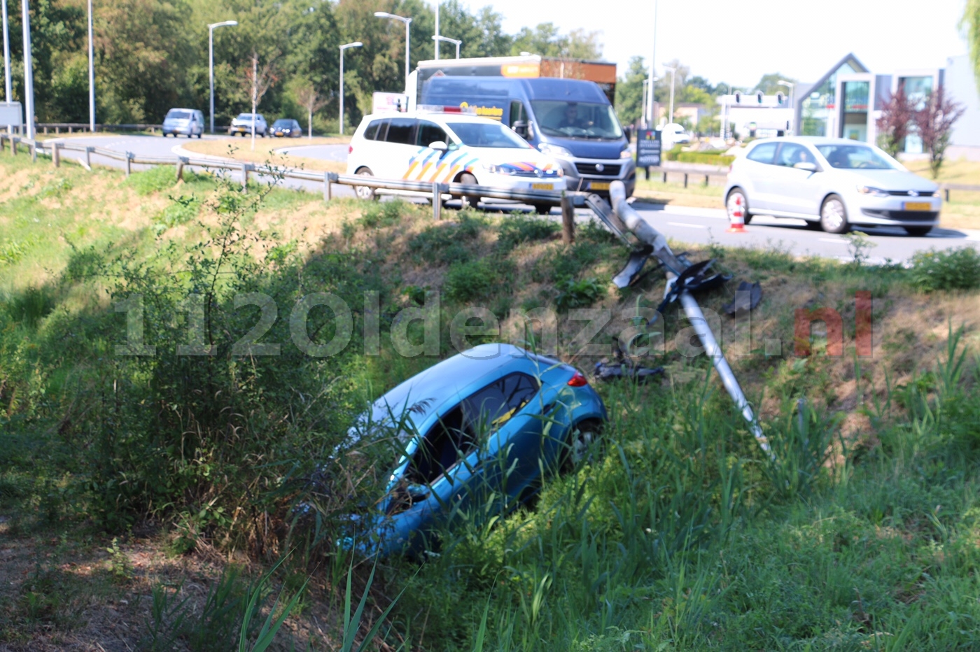 Automobilist belandt in greppel langs Eektestraat Oldenzaal