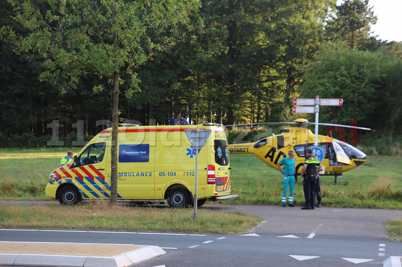 VIDEO: Bouwvakker gewond na ongeval op bouwplaats; traumahelikopter landt in Oldenzaal