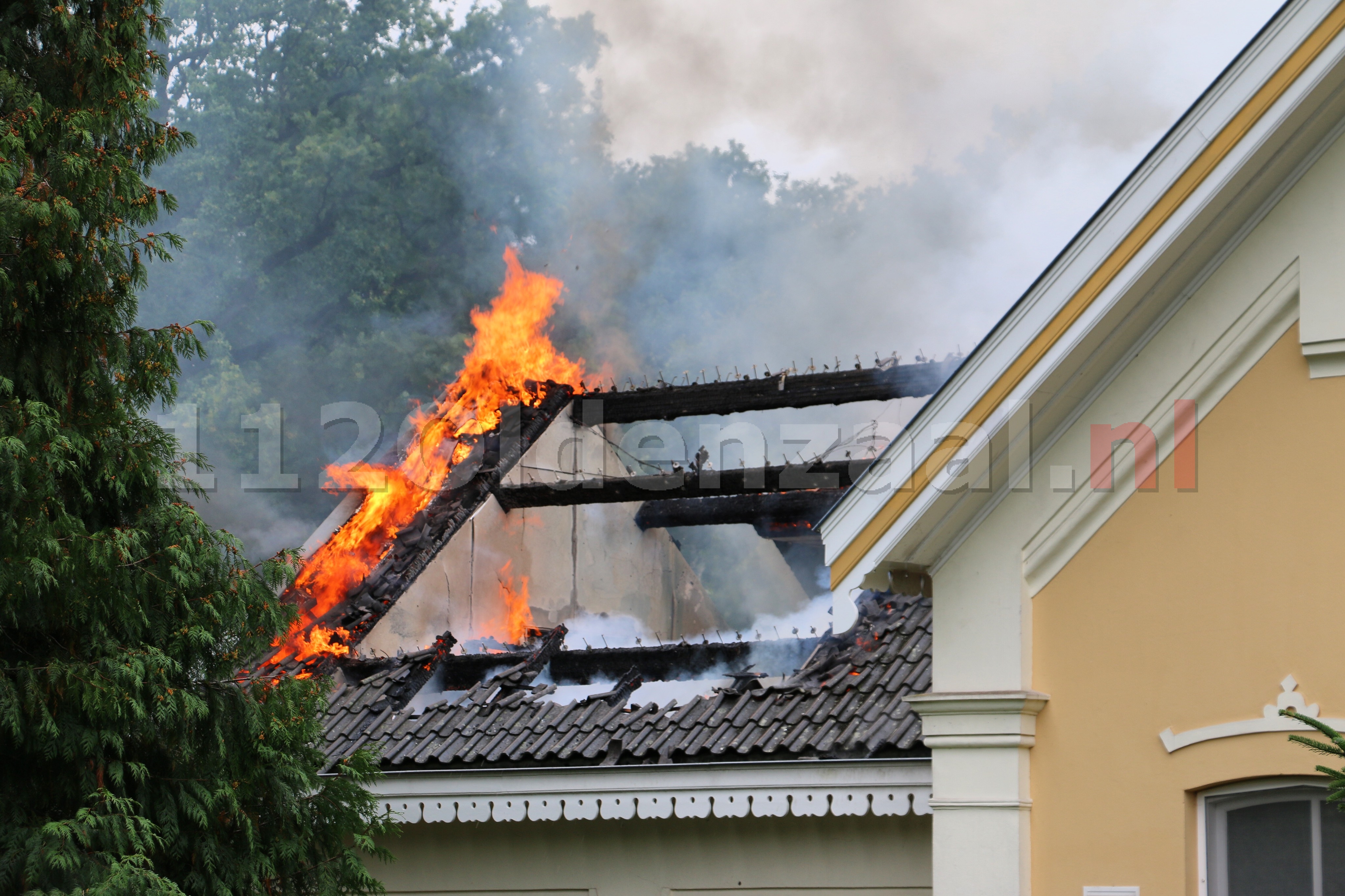 Update (video): Uitslaande woningbrand Oldenzaal