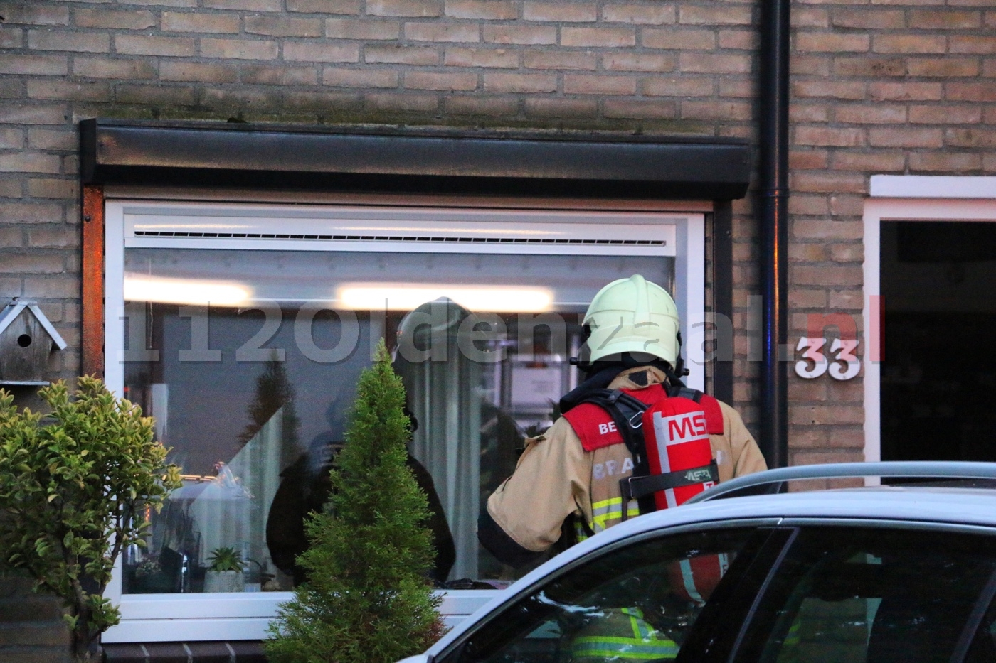 VIDEO: Woningbrand Ereprijs Oldenzaal; buurman voorkomt erger met blusdeken