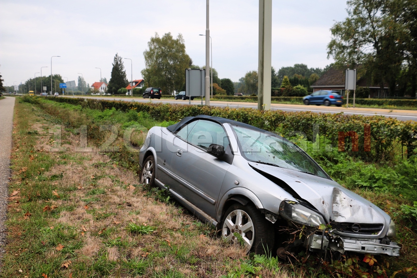 Automobilist in Oldenzaal ramt lantaarnpaal en komt in sloot terecht