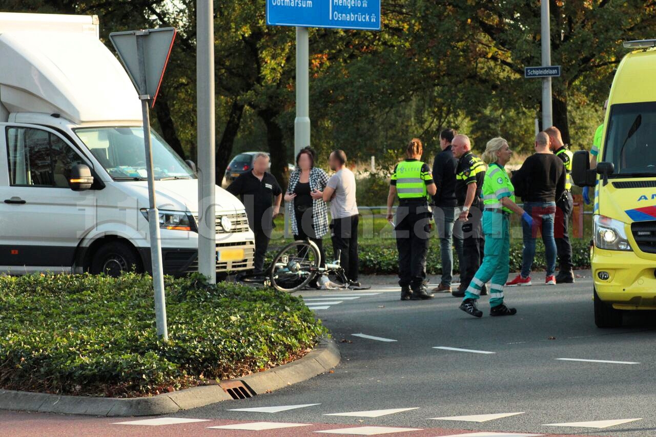 Fietsster gewond naar het ziekenhuis na aanrijding op rotonde in Oldenzaal