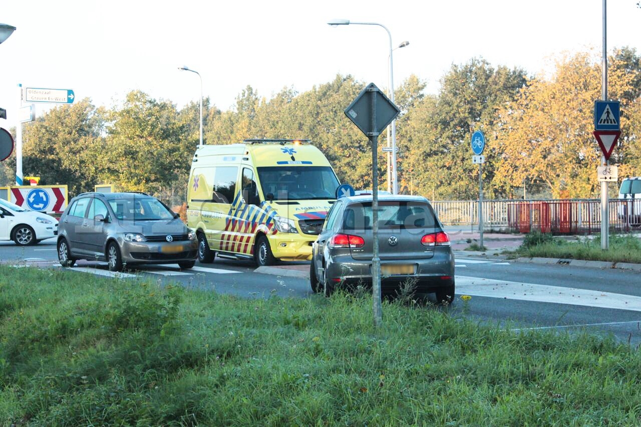 Fietsster gewond naar het ziekenhuis na aanrijding met auto op rotonde