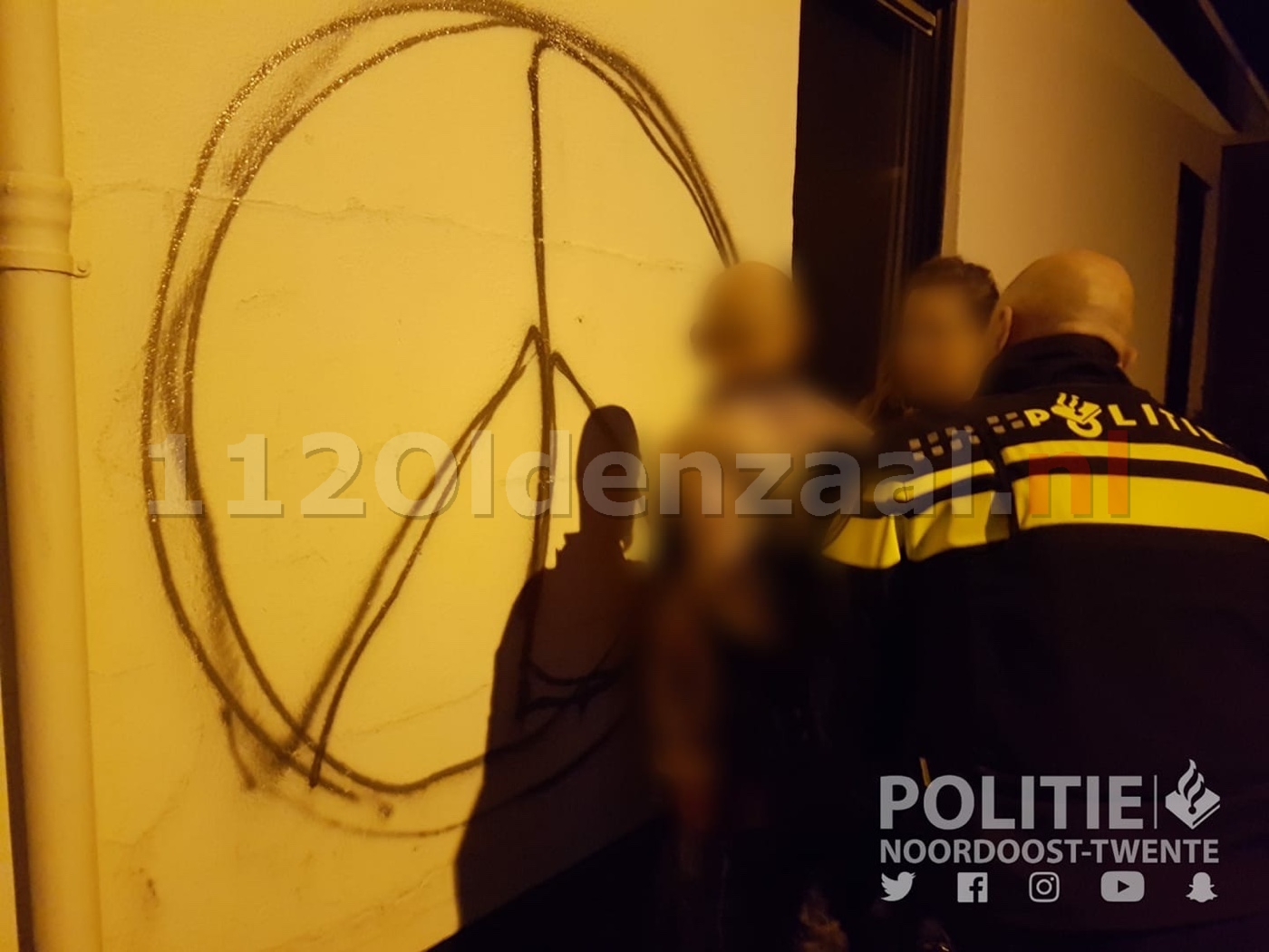 Persoon aangehouden voor maken “peace” logo op muur politiebureau Oldenzaal