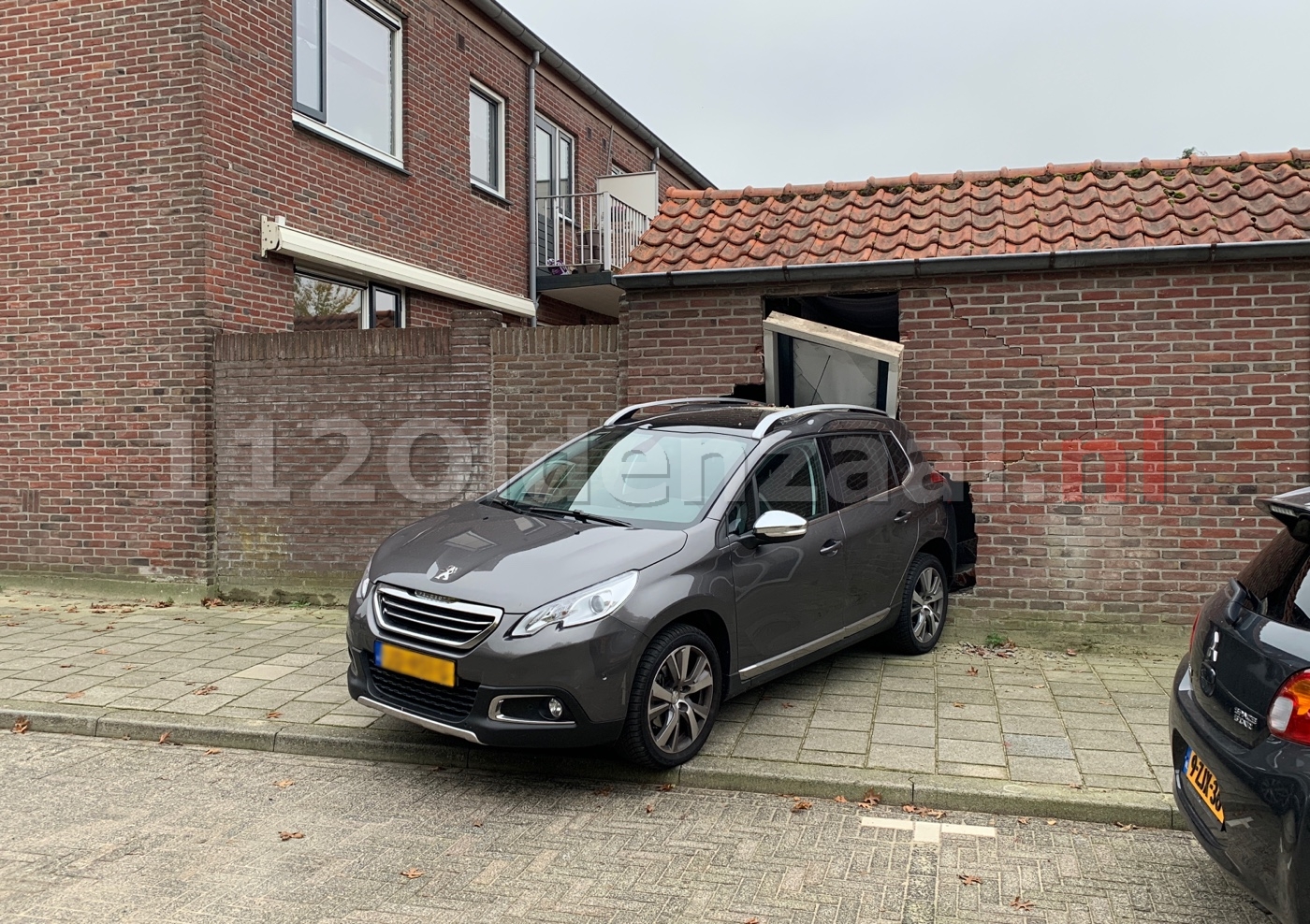 Auto rijdt schuur Dr. Nolensstraat Oldenzaal in