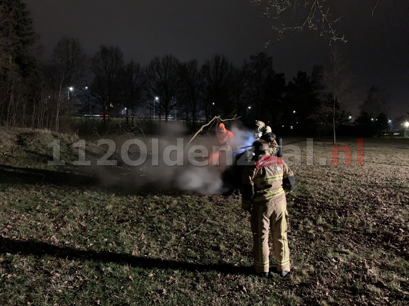 Brandweer blust brand in boom Oldenzaal