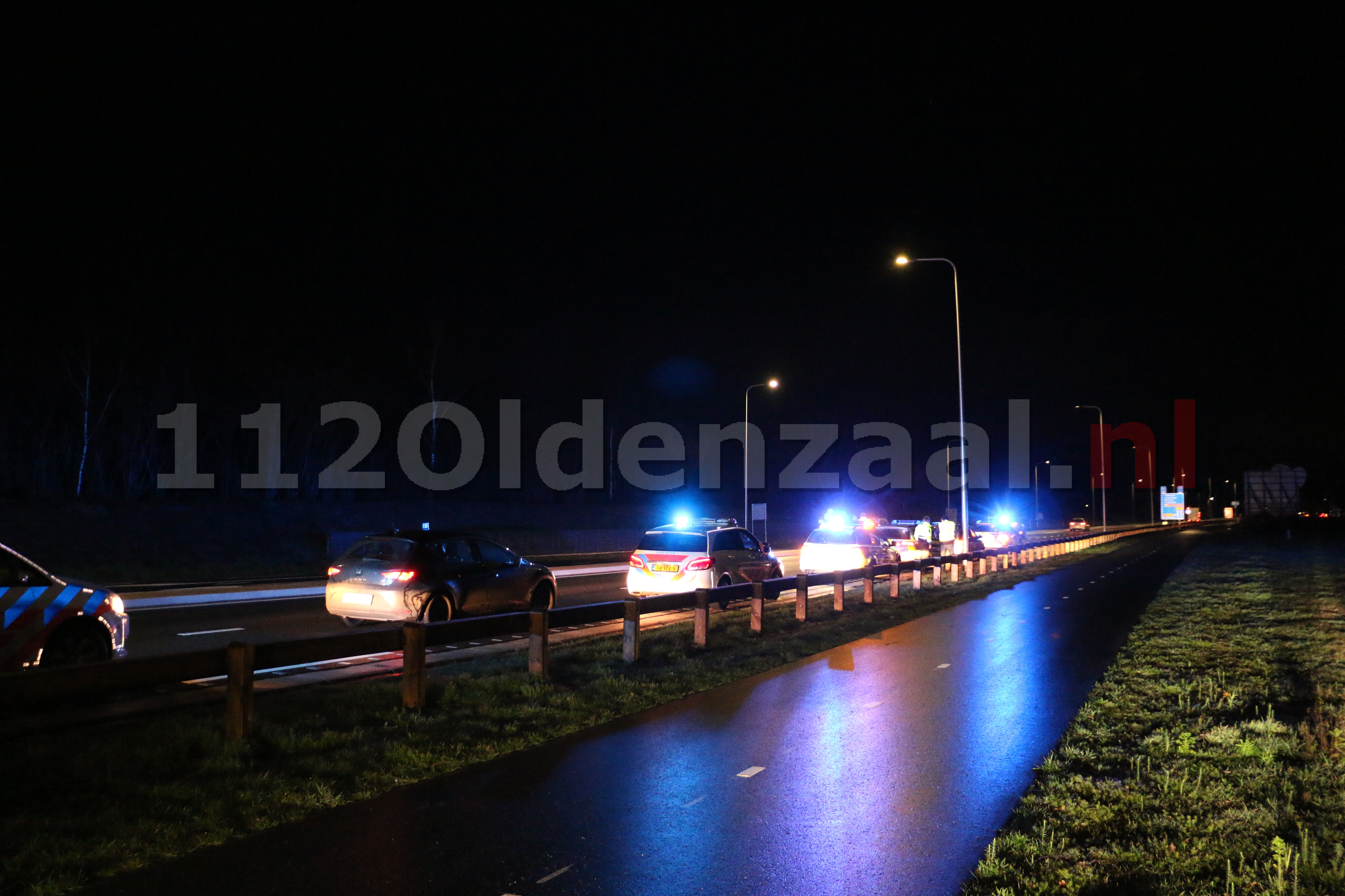 Duitse en Nederlandse politie houden auto staande in Oldenzaal