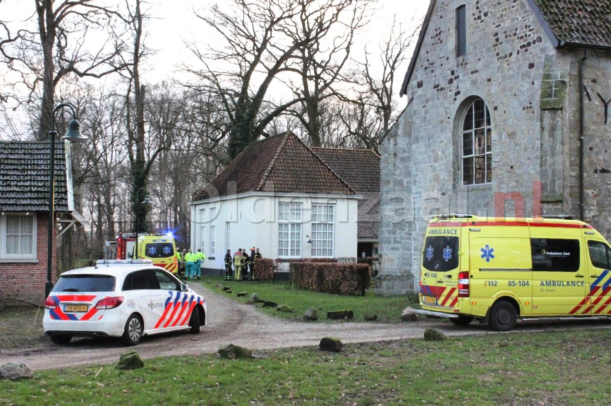 Video: Man overleden bij werkzaamheden in Weerselo