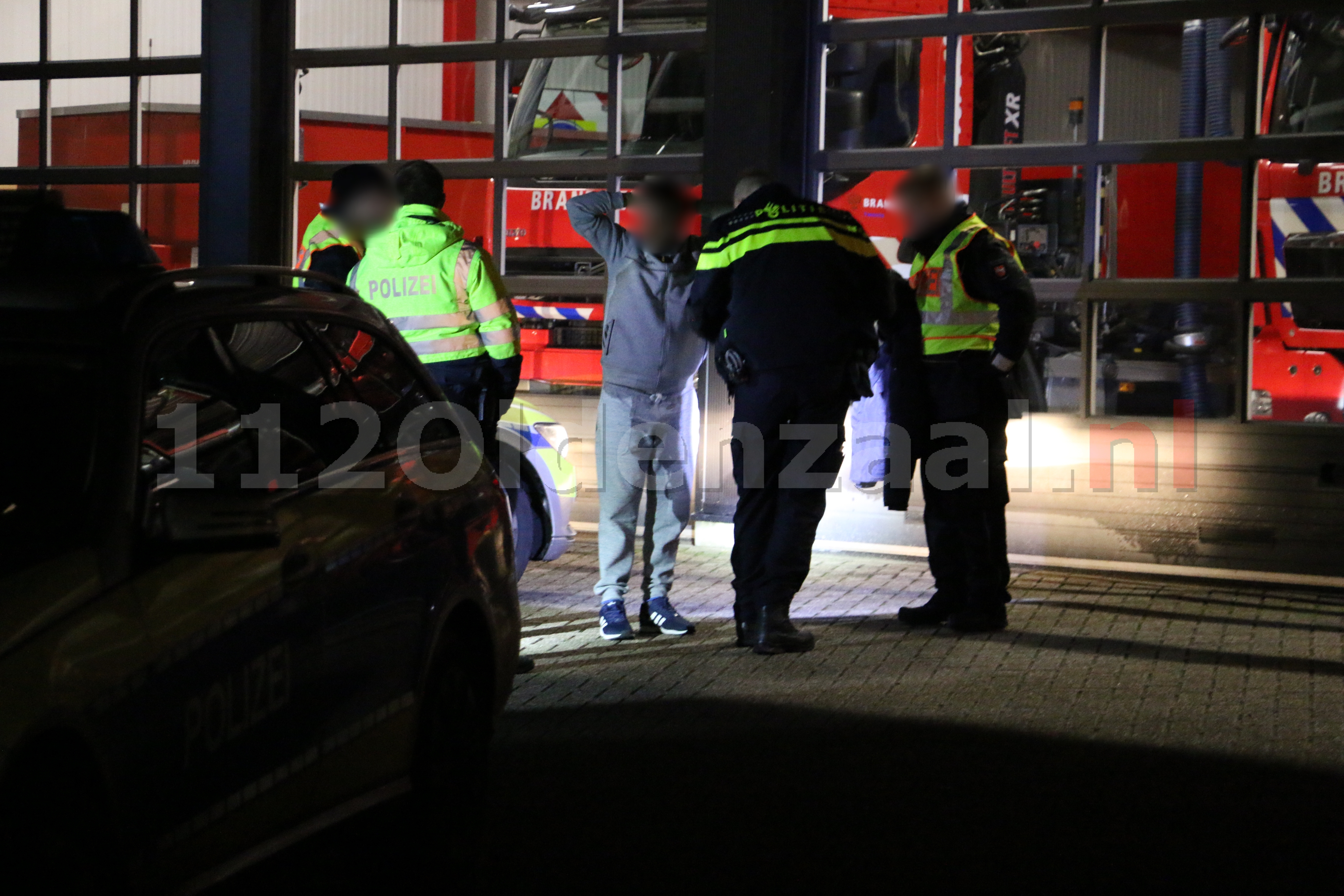 Video: Duitse en Nederlandse politie houden auto staande in Oldenzaal