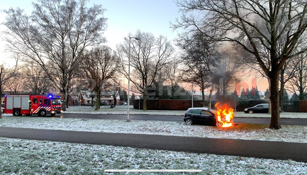 VIDEO: Auto volledig uitgebrand in Oldenzaal