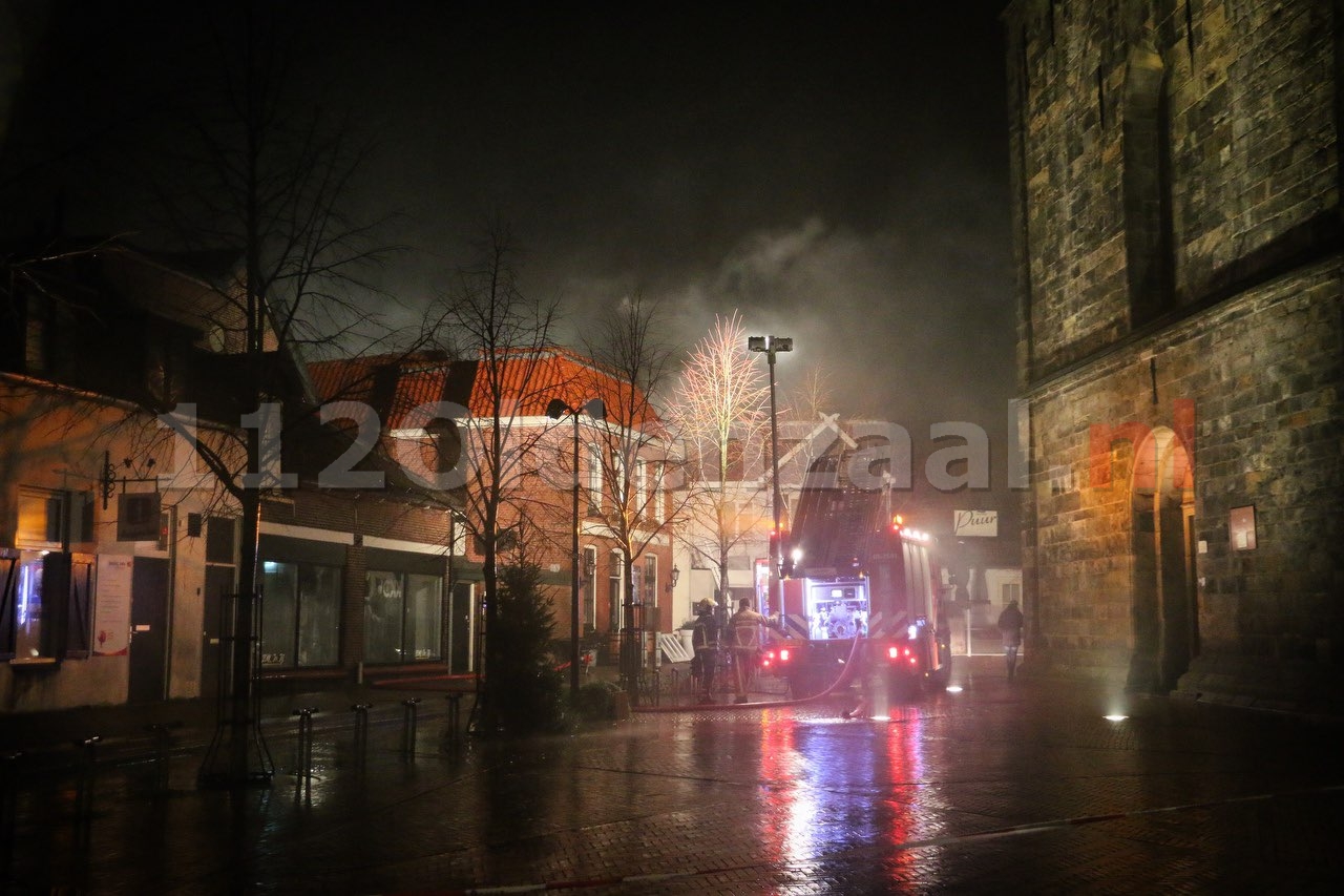 Grote brand in winkel en woning in centrum Oldenzaal; politie houdt persoon aan