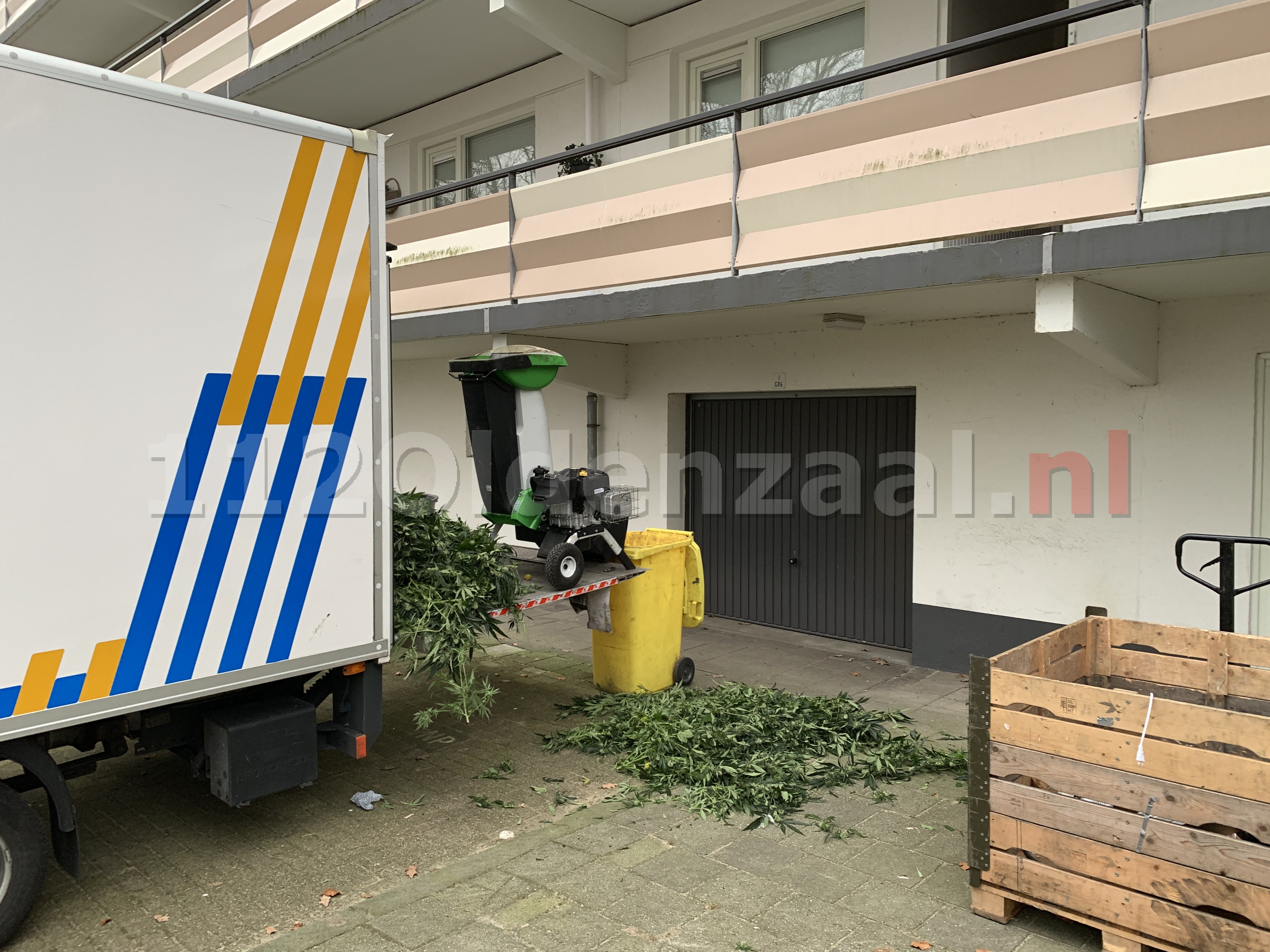 VIDEO: Man aangehouden na hennepkwekerij in flat Oldenzaal