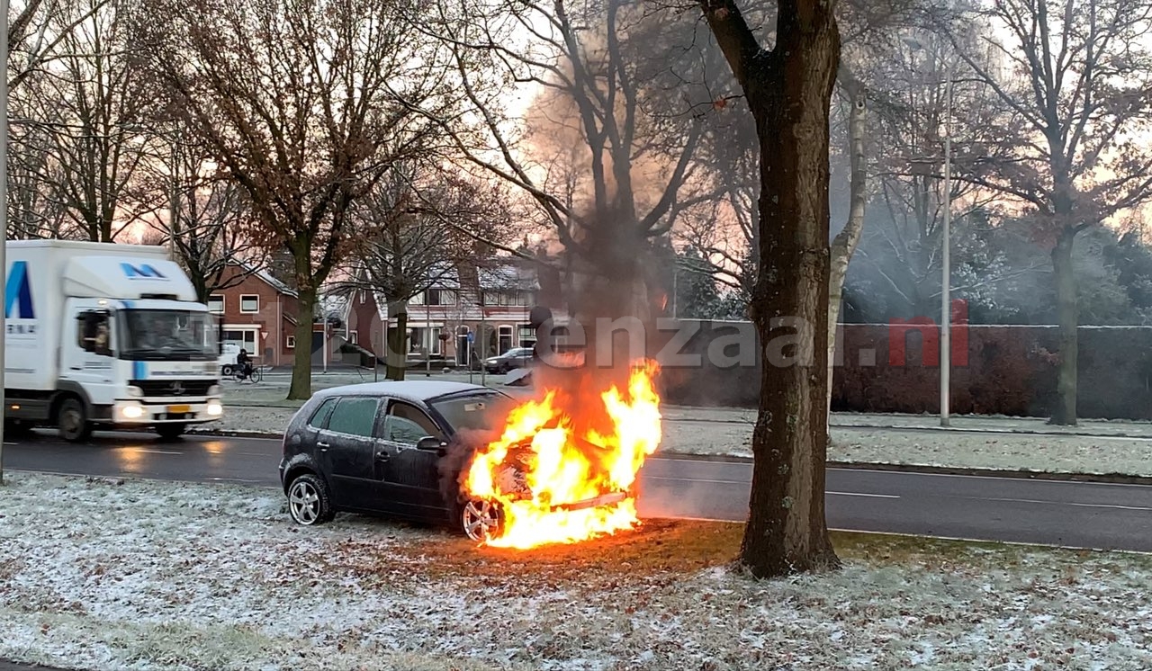 Auto volledig uitgebrand in Oldenzaal