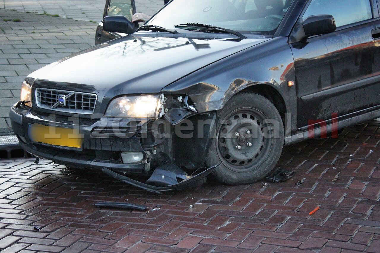 Schade bij aanrijding tussen twee auto’s in Oldenzaal