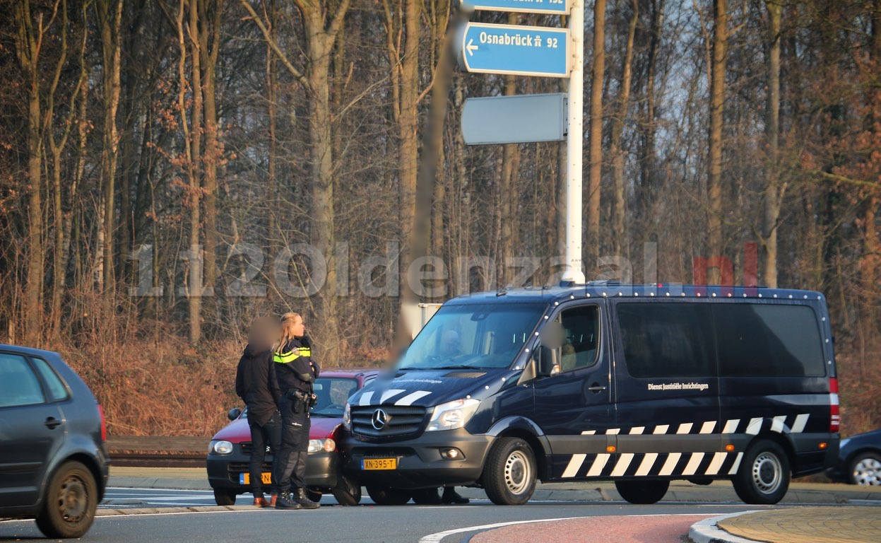 Aanrijding tussen busje Dienst Justitiële Inrichtingen en personenauto in Oldenzaal