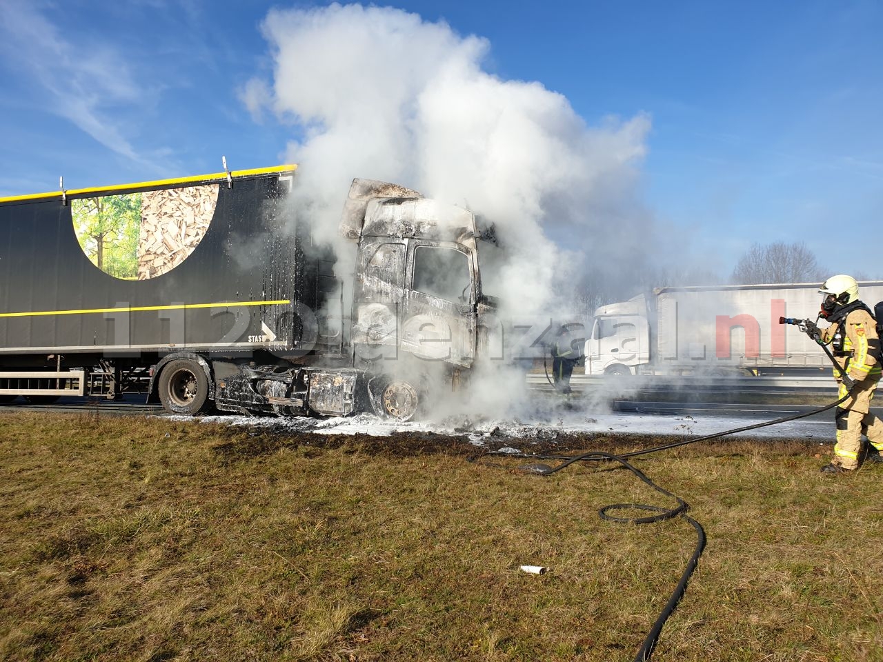 VIDEO: Vrachtwagen in brand A1 Oldenzaal