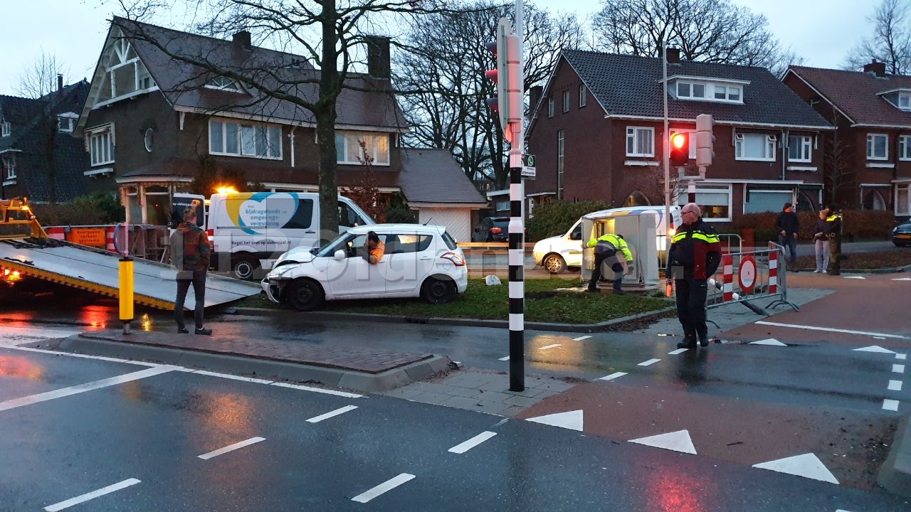 Automobilist ramt verkeersinstallatie op kruispunt Oldenzaal