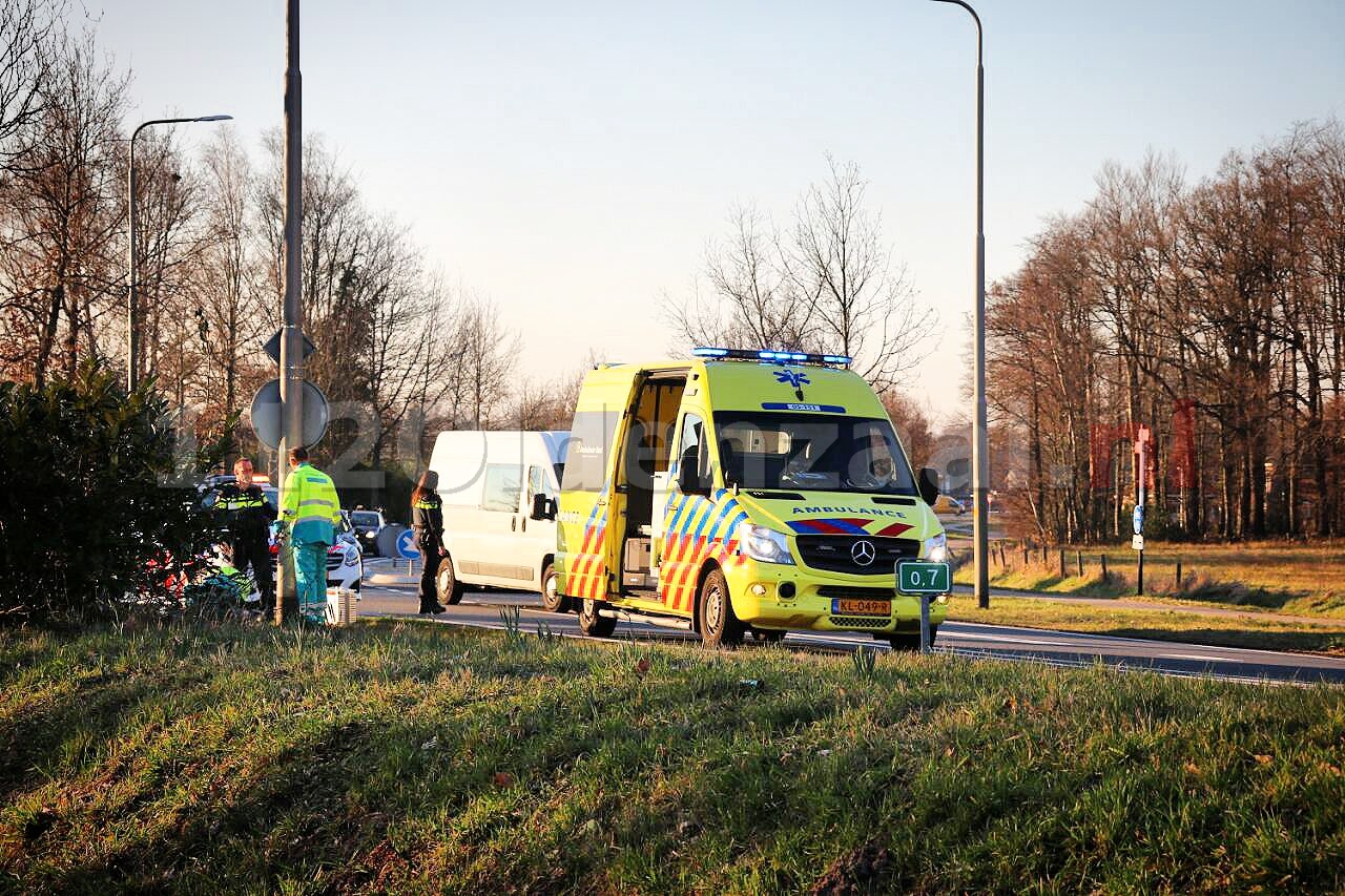 Video: Motorrijder gewond naar het ziekenhuis na ongeval met auto in Oldenzaal