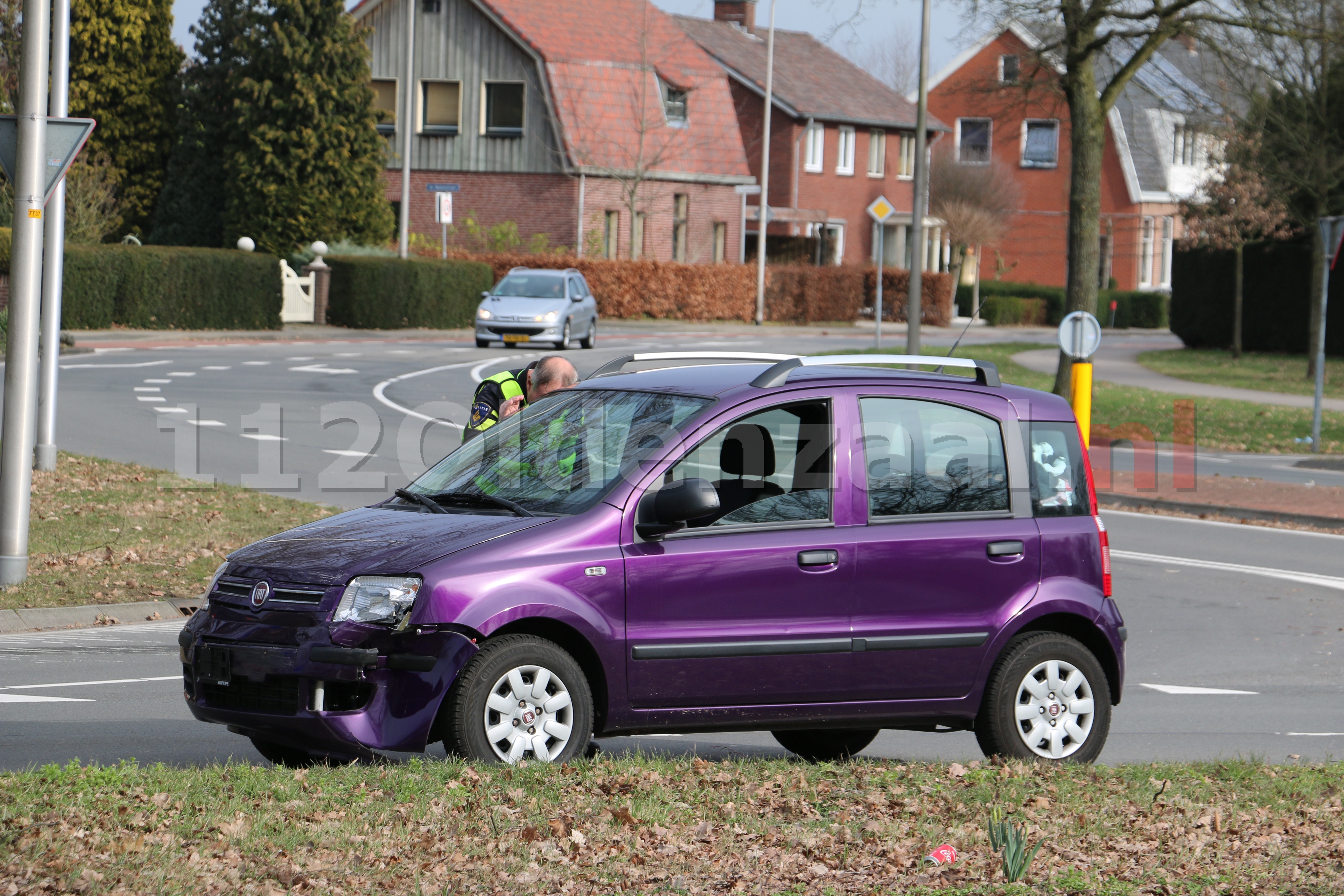 Aanrijding tussen twee auto’s Ossenmaatstraat Oldenzaal