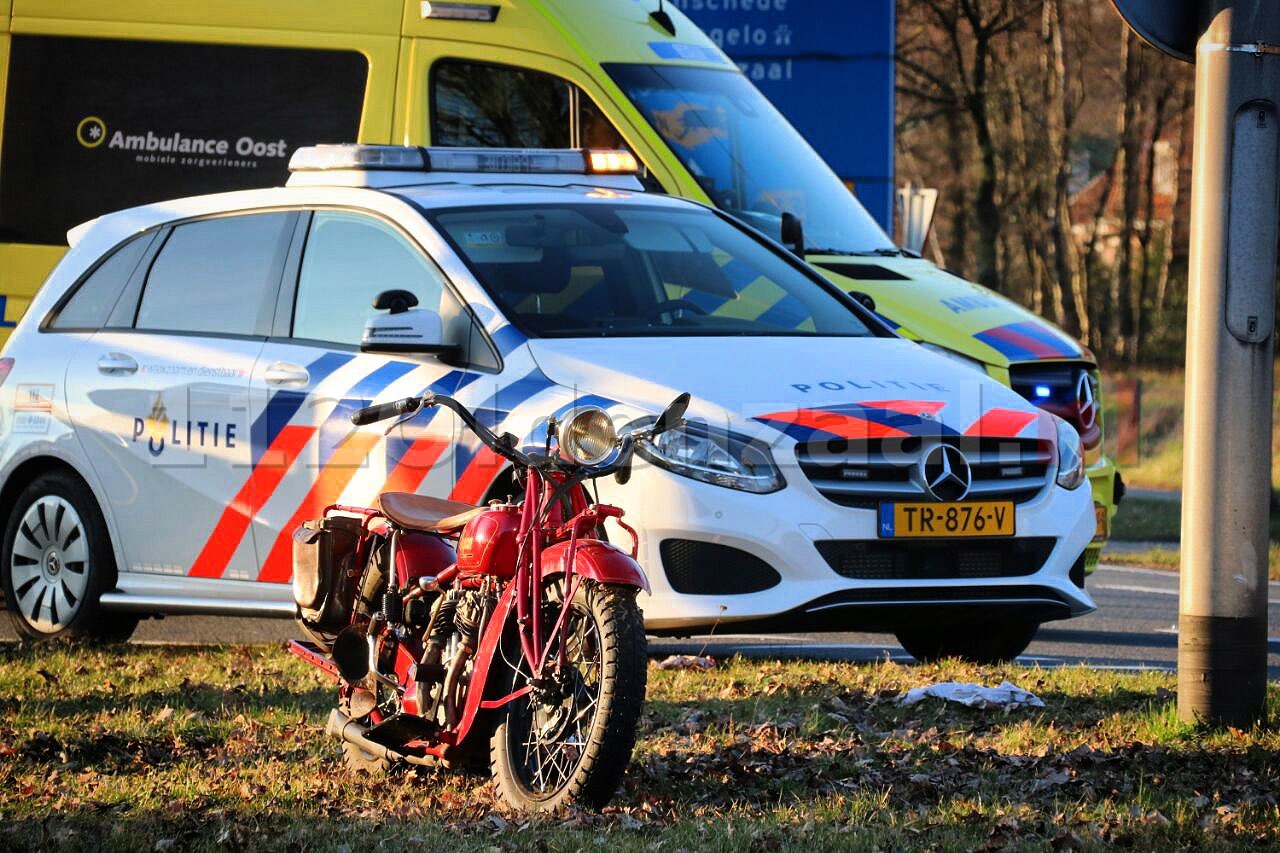 Motorrijder gewond naar het ziekenhuis na ongeval met auto in Oldenzaal