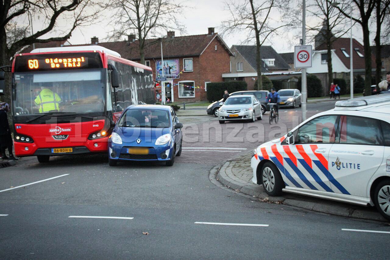 Aanrijding tussen stadsbus en auto in Oldenzaal