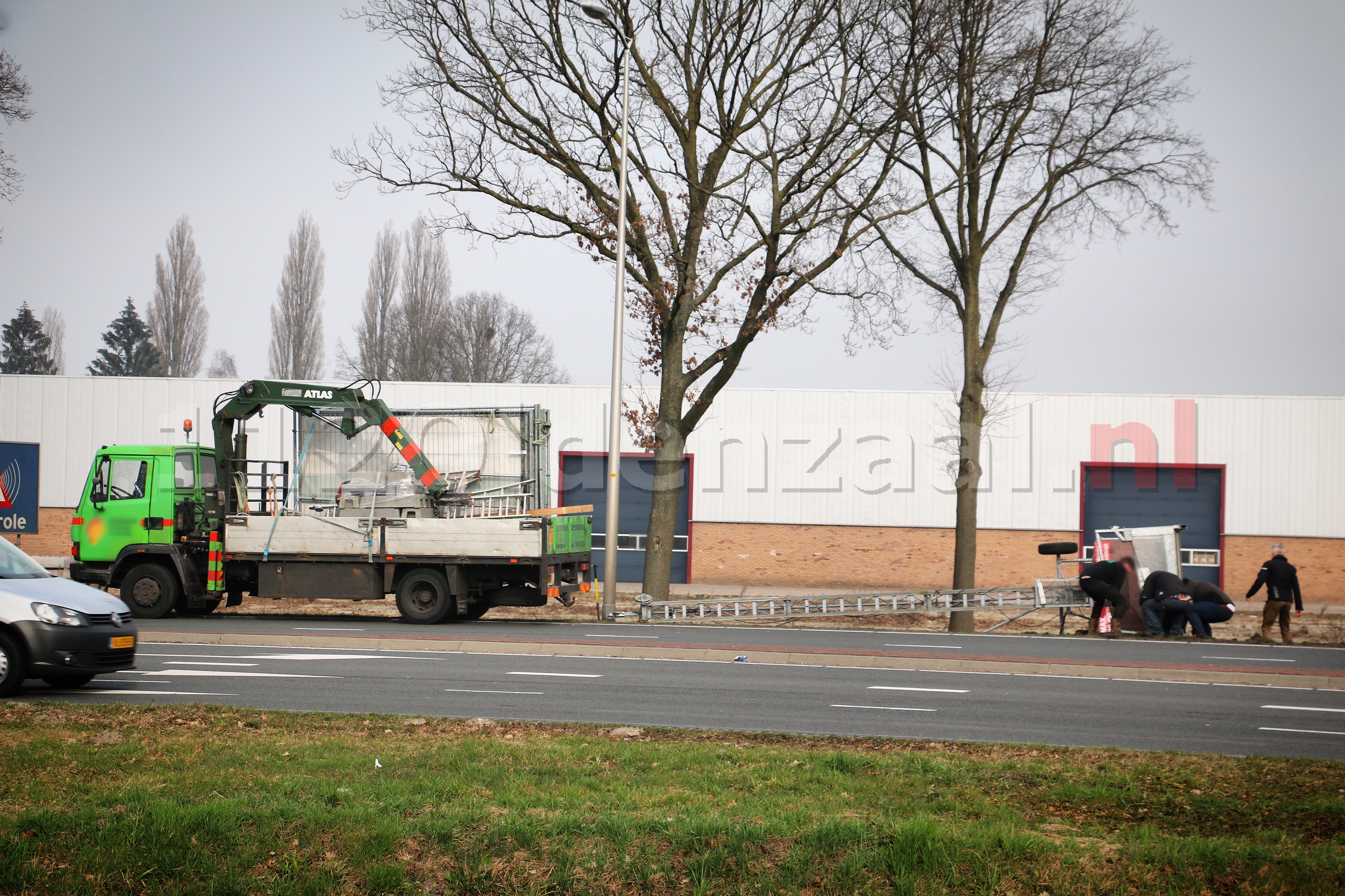 Bouwlift kantelt achter vrachtwagen in Oldenzaal