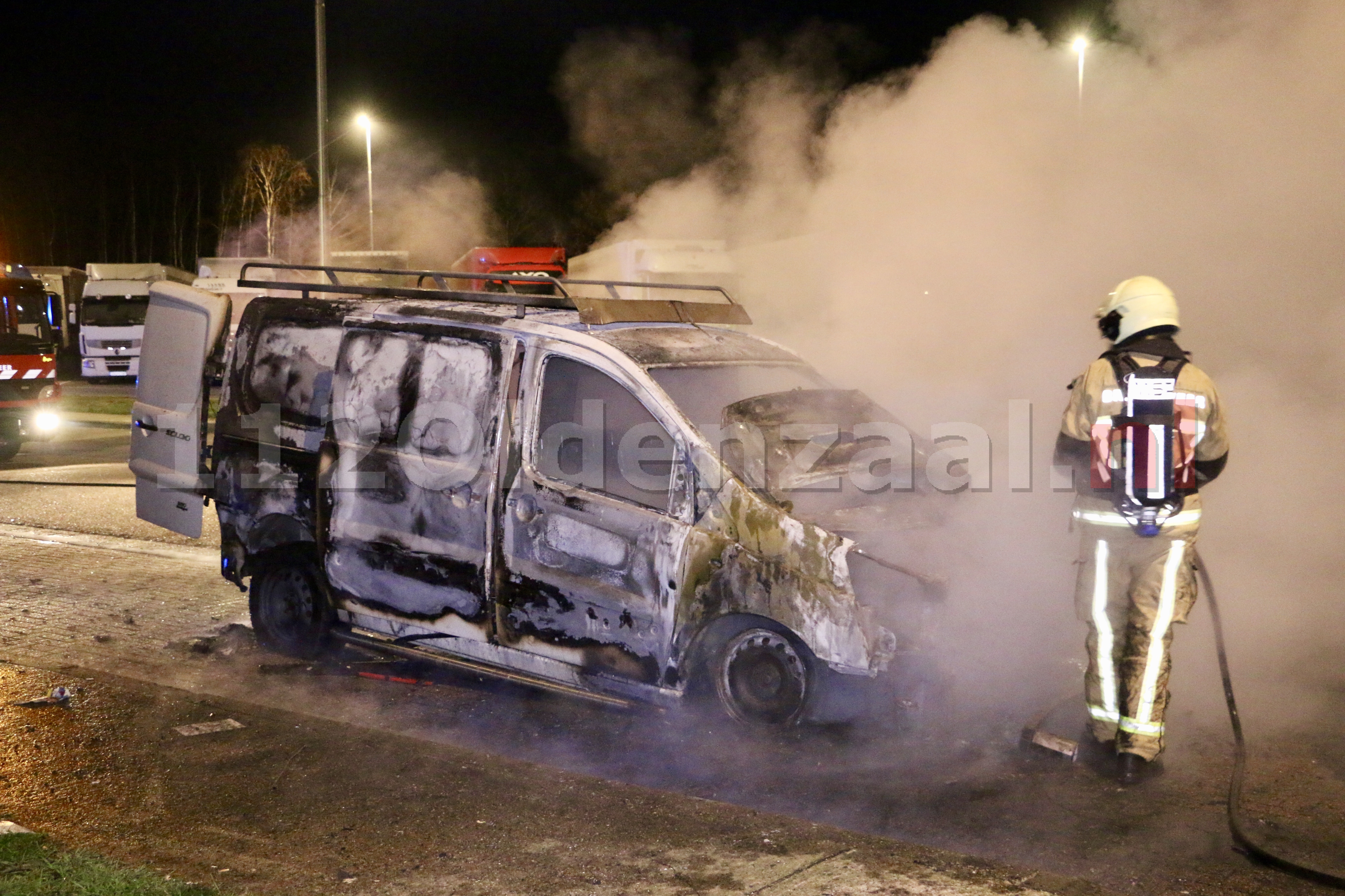 VIDEO: Busje volledig verwoest na brand op parkeerplaats langs A1 bij Deurningen