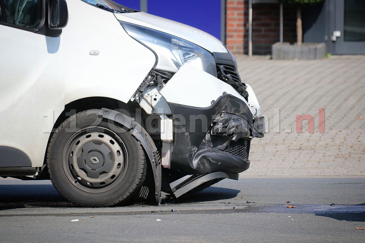 Aanrijding tussen busje en aanhanger in Oldenzaal